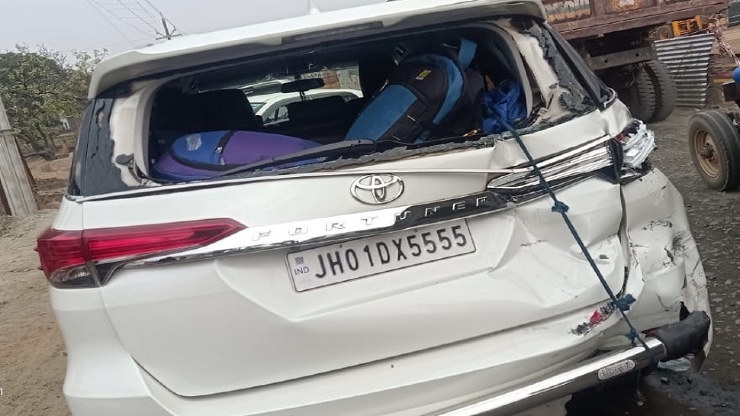 autos, cars, toyota, android, fortuner, toyota fortuner, android, politician's toyota fortuner hit by a truck; all 6 passengers safe