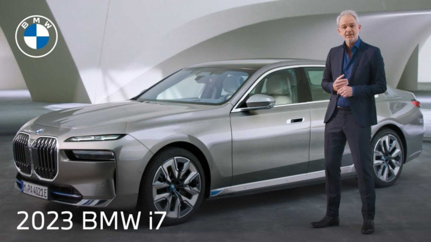 autos, bmw, cars, evs, ceo and design boss show off 2023 bmw i7 and its unique features