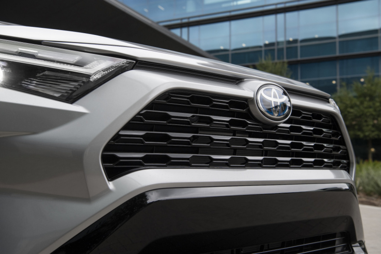 autos, cars, lexus, toyota, car safety, hybrids, recalls, toyota news, newer toyota and lexus hybrids recalled for stability control issue