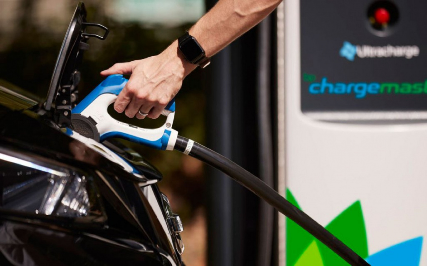 autos, cars, roads, charging network, electric car charging, electric cars, vnex, number of uk public electric car chargers passes 30,000 with 33% increase in 12 months, but coverage remains patchy