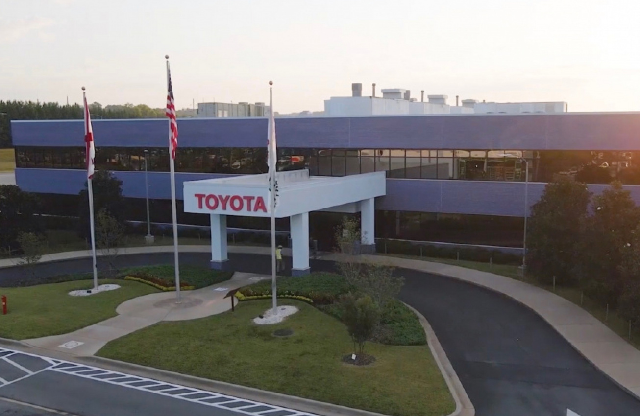 autos, cars, toyota, toyota cuts may production forecasts, invests us$383m in 4cyl hybrids