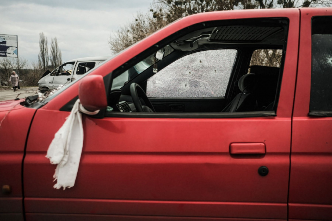 autos, cars, car accidents, car safety, cars, what does a white towel or bag on a broken-down car mean?