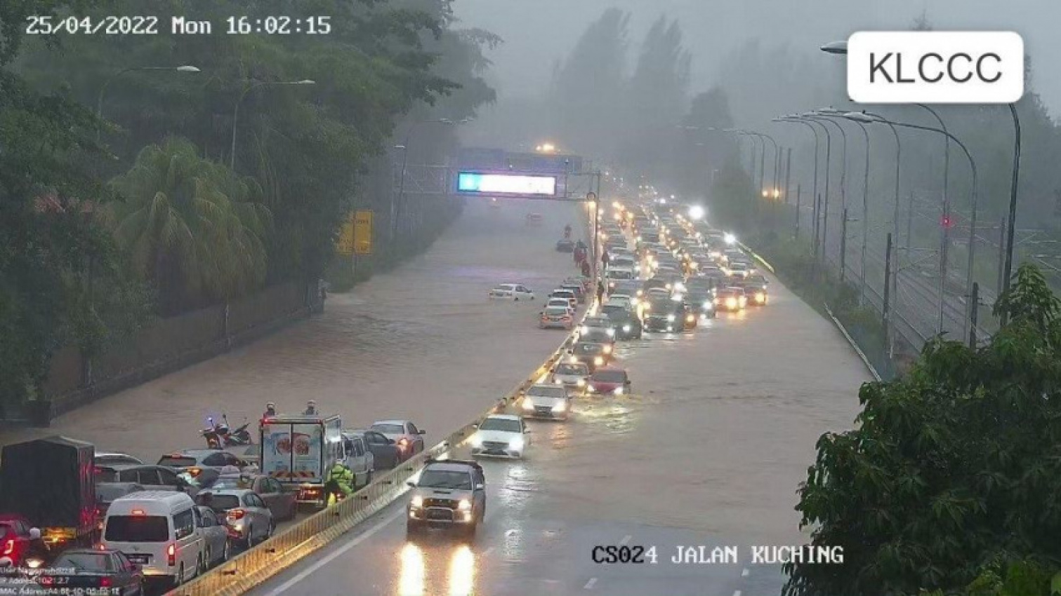 autos, cars, april, auto news, flash flood, flood, klang valley, kuala lumpur, met department, ramadan, selangor, flash floods sweeps through klang valley again, chaos on the road