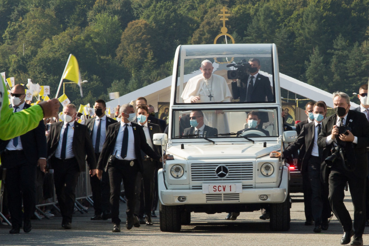 autos, cars, renault, cars, celebrities, when not in the popemobile, pope francis drives an ancient 1984 renault 4l