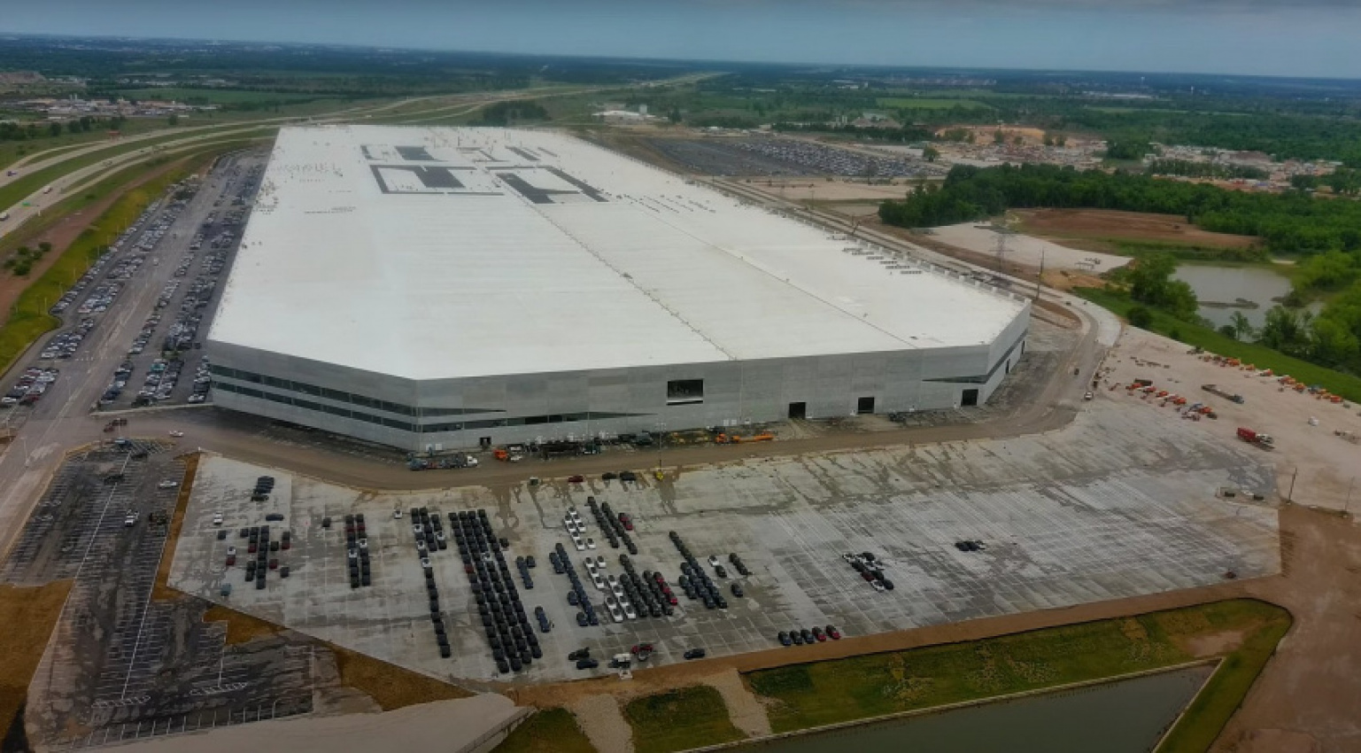 autos, cars, news, ram, space, spacex, tesla, tesla giga texas continues deliberate model y ramp, hints at upcoming delivery volumes