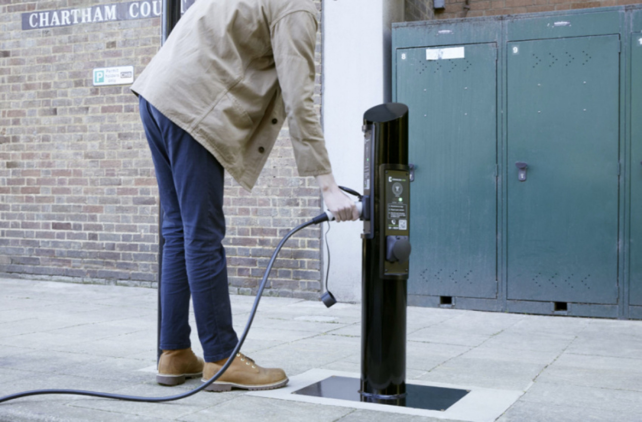 autos, cars, electric vehicles, ev charging, ev infrastructure, rental, connected kerb launches small bollard-style dual charging point