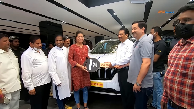 autos, cars, mahindra, hyderabad politician buys 5 mahindra xuv700 suvs for election campaign 