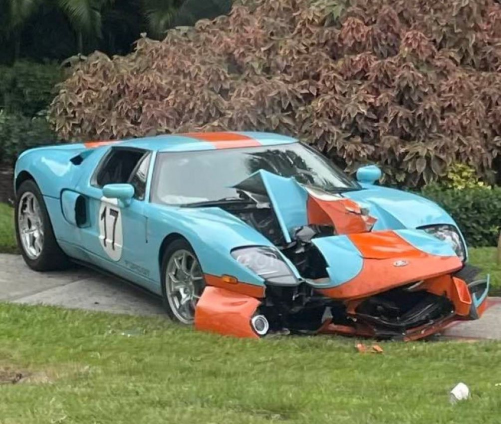 autos, cars, ford, car accidents, manual transmission, supercars, florida man destroys his $700,000 ford gt before even leaving the neighborhood