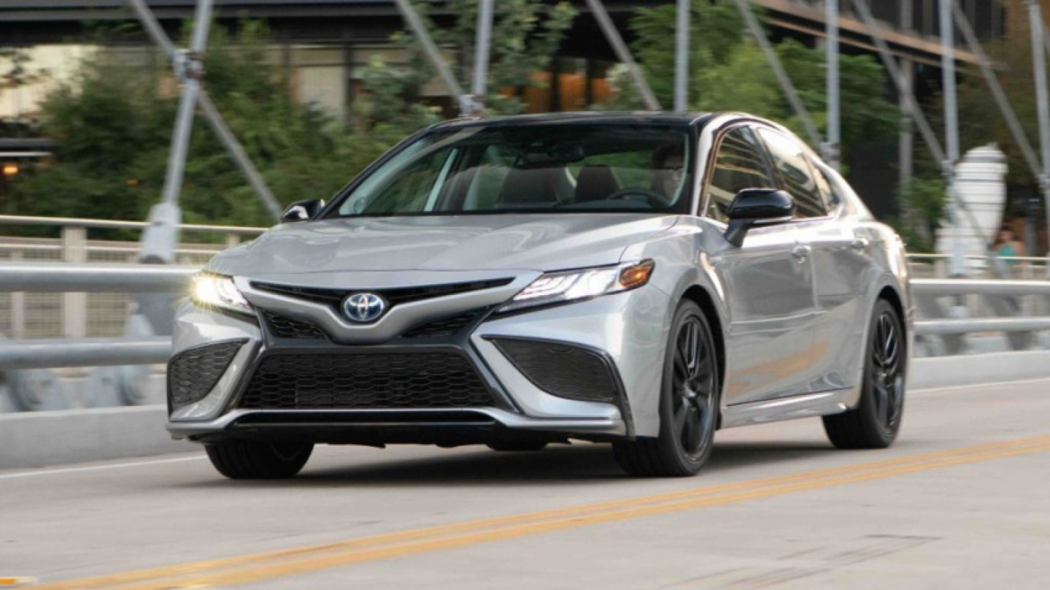 autos, cars, toyota, camry, prius, toyota camry, toyota camry hybrid vs. prius: great mpg with or without the stigma