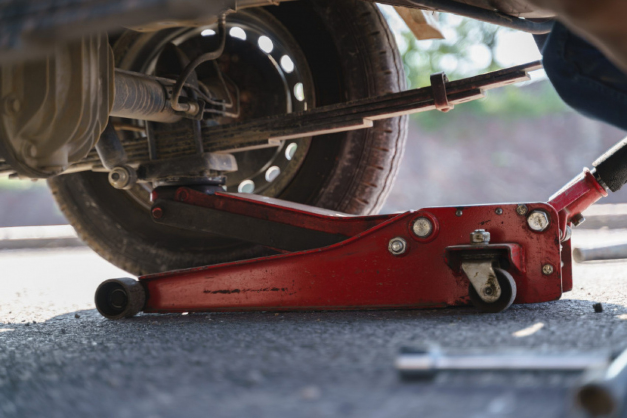 autos, cars, how to, how to, corner wrench: how to jack a vehicle safely and properly