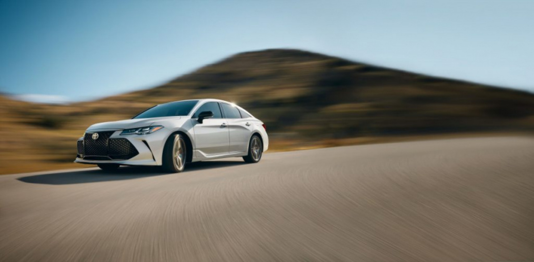autos, cars, dodge, toyota, avalon, charger, toyota avalon, dodge charger vs. toyota avalon: which sedan should you buy?