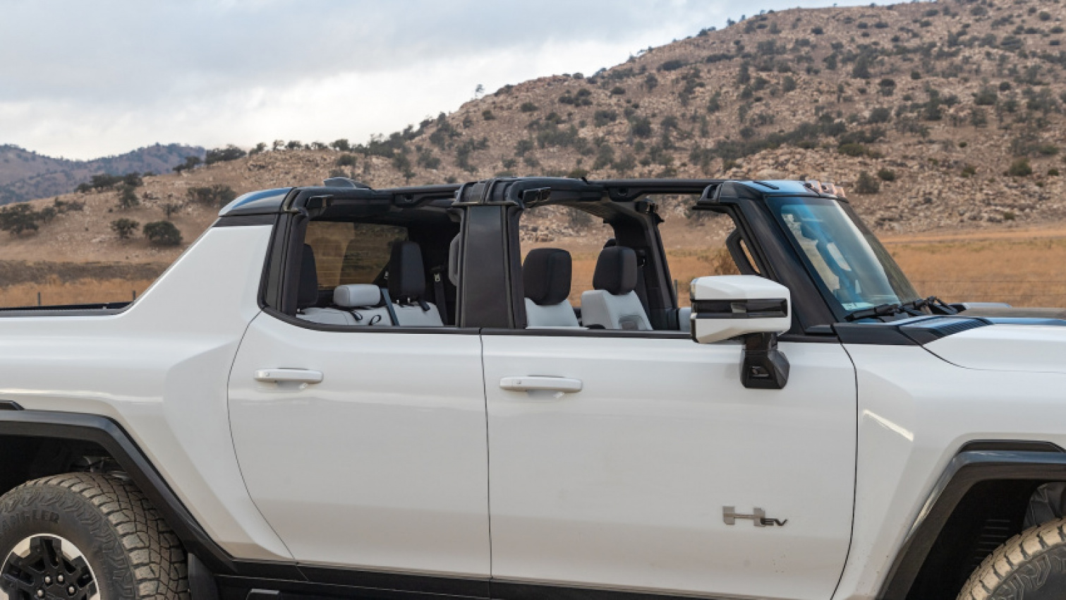 autos, cars, gmc, hummer, reviews, 2022 gmc hummer ev pickup interior review: inside the spacious (and spacey) electric pickup