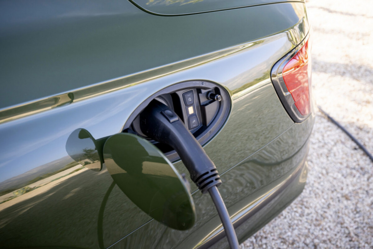 autos, bentley, cars, bentley flying spur, bentley flying spur hybrid plugs into electrified market