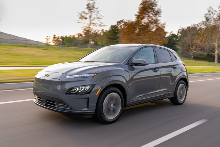 consumer reports: the 2022 hyundai kona electric trim with the best acceleration-fuel economy combo