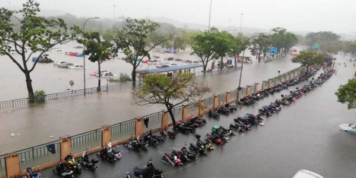 flash floods hit shah alam – car owners without special perils insurance coverage face hefty bills
