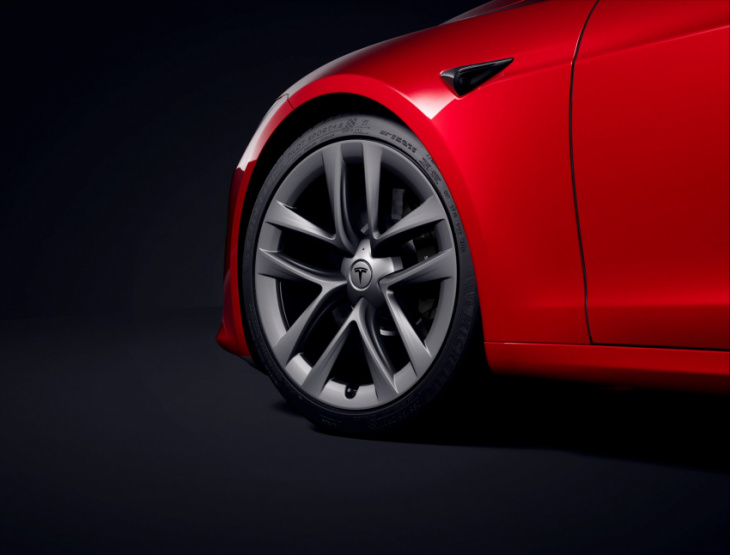 new update allows your tesla car to know when the tires are worn out