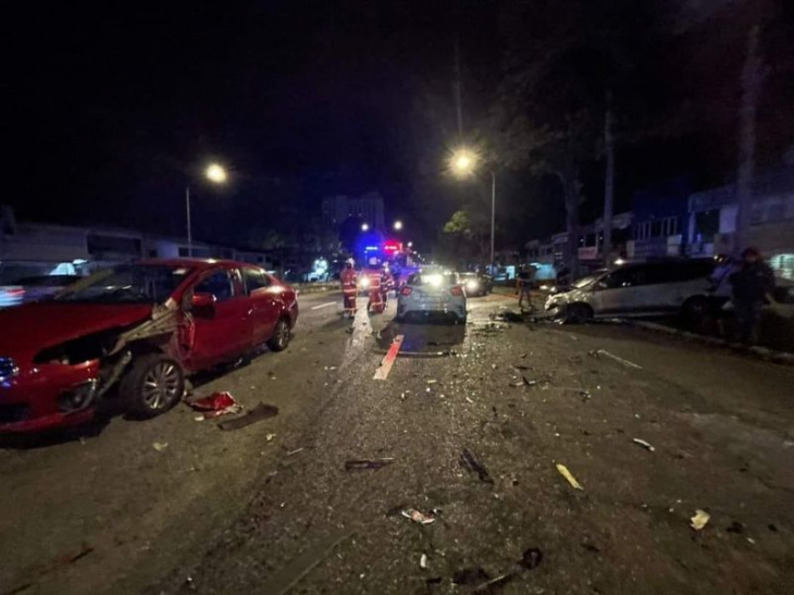 another singapore car causes trouble; mercedes-amg a45 crashes into 4 vehicles in johor