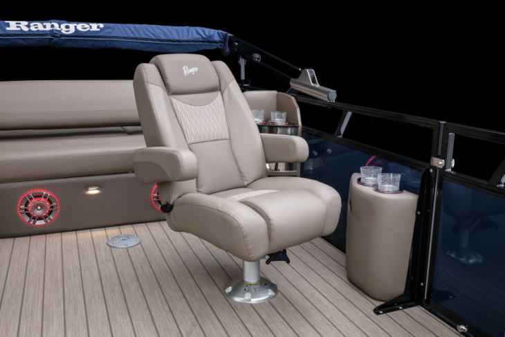 2500ls shows off what it means to be considered a luxury pontoon boat