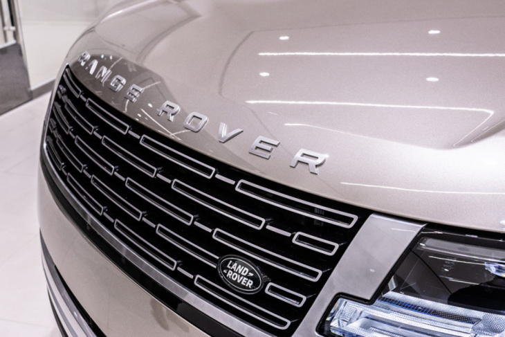 elevated. peerless. refined. the fifth-generation range rover is electric ready