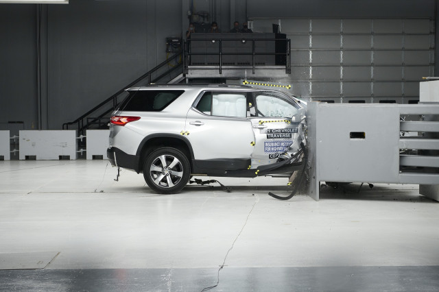 2021 chevy traverse earns top safety pick; 2021 gmc acadia does not