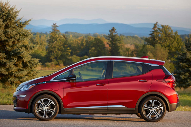2021 hyundai santa fe hybrid driven, audi e-tron stress tested, chevy bolt recalled: what's new @ the car connection
