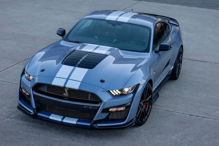 thieves steal 4 brand new ford mustang gt500s from ford plant