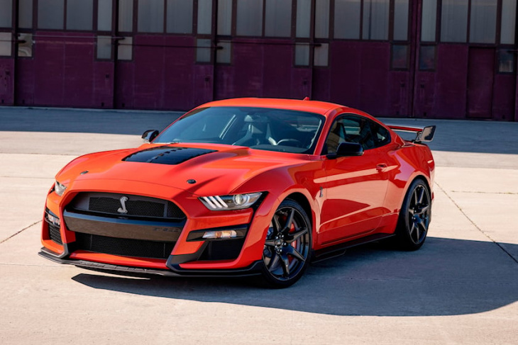 thieves steal 4 brand new ford mustang gt500s from ford plant
