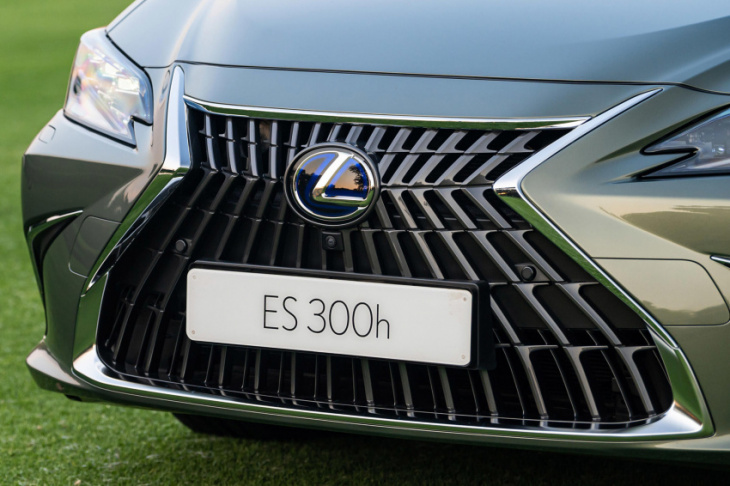 the new lexus es 300h embraces carbon-neutral future