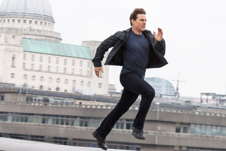 tom cruise uses his private jet to fly 300 christmas cakes over the atlantic