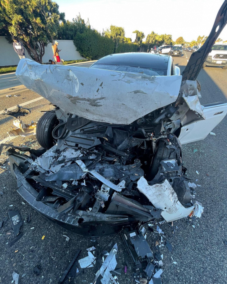 tesla model s wrecked after slamming into bus in california, did sun glare play a role?