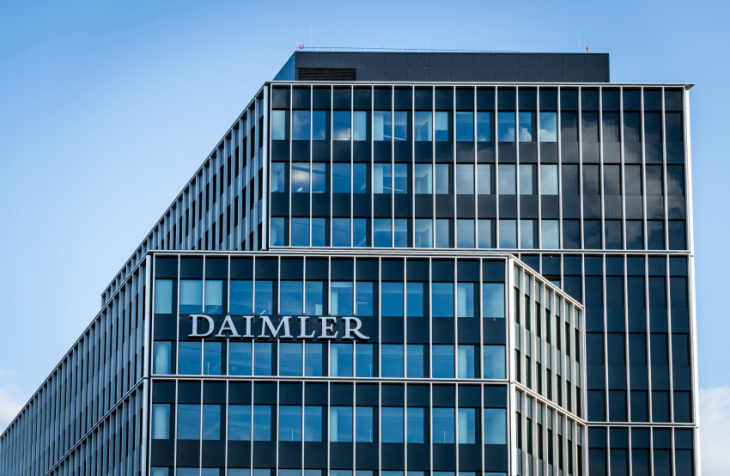 daimler employees rewarded with €6,000 bonus in germany