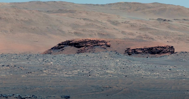 perseverance has been roving on hard martian magma, ground-level images are stunning