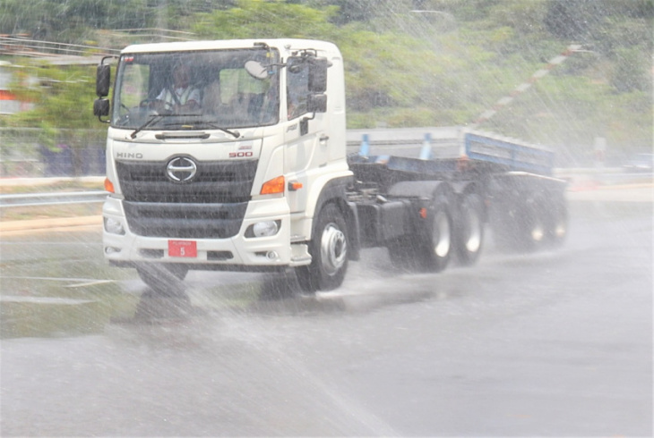 quanterm logistics takes delivery of its first fleet of hino refrigerated trucks