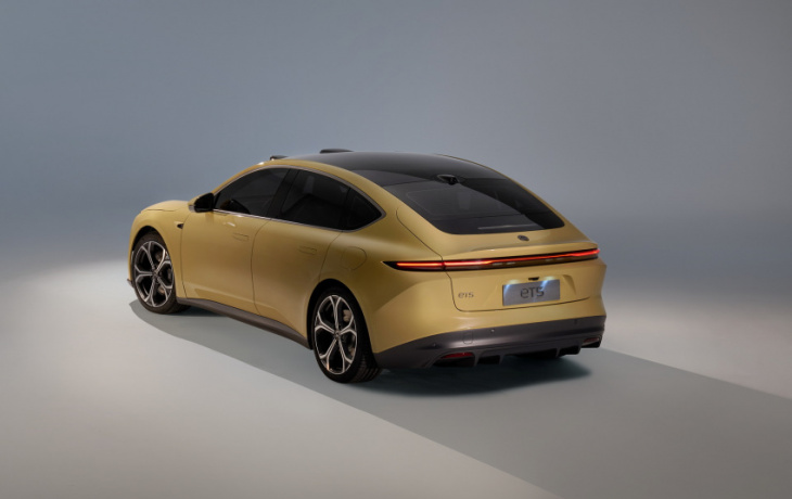 nio debuts new et5 electric sedan rival to tesla model 3