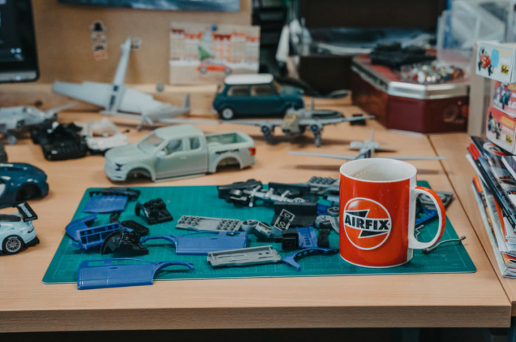 how to, let's stick together: how airfix builds its models