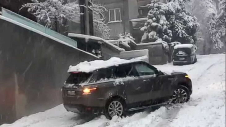 range rover allegedly on snow tires gets defeated by snowy hill