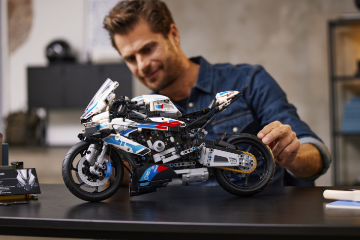 lego technic’s new $300 bmw m 1000 rr features a working three-speed gearbox