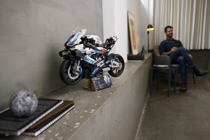 lego technic’s new $300 bmw m 1000 rr features a working three-speed gearbox