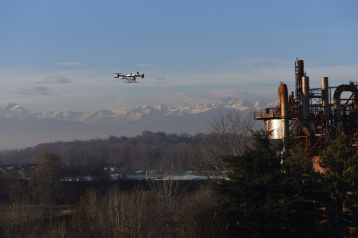 italian-made flyingbasket fb3 cargo drone nails its first urban transport flight in europe