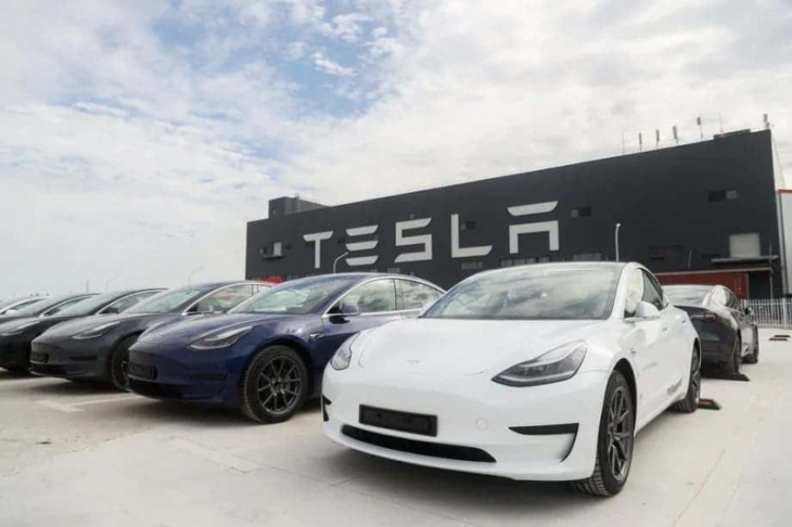 tesla builds 6 times fewer cars at its shanghai factory due to covid-19 restrictions