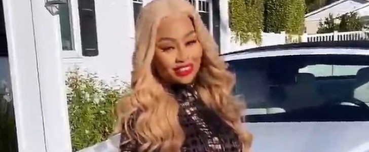 blac chyna is all glam posing with her rolls-royce dawn, can’t stop smiling