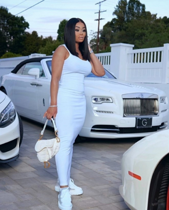 blac chyna is all glam posing with her rolls-royce dawn, can’t stop smiling