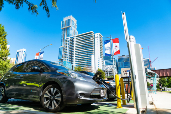 biden’s executive order targets 50% evs by 2030 – but poses some big challenges