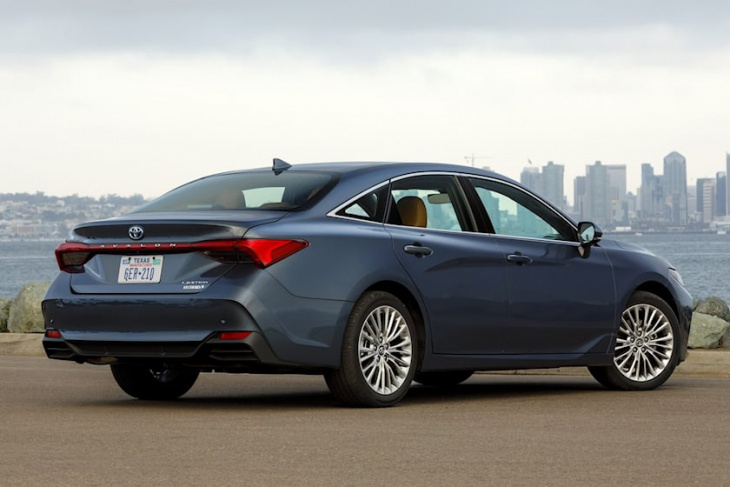 2022 toyota avalon bows out with new xse hybrid nightshade edition