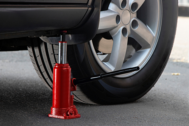 9 best bottle jacks for your vehicle [buying guide]