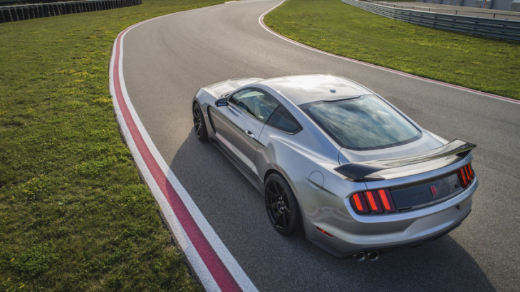 ford tweaks mustang shelby gt350r for 2020