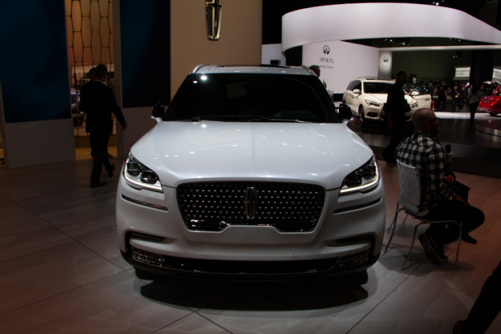 lincoln's aviator is ready to arrive at the midsize luxury crossover terminal