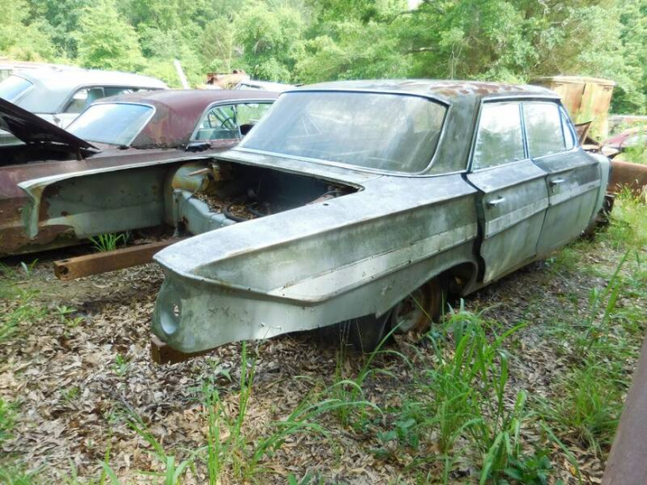 this junkyard 1961 chevrolet impala looks tragic, still wants another chance