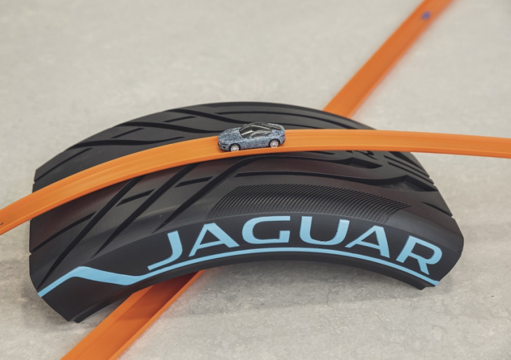 jaguar shows off f-type's hot wheels
