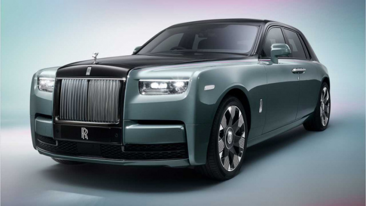 2023 rolls-royce phantom debuts with illuminated grille, disc wheels